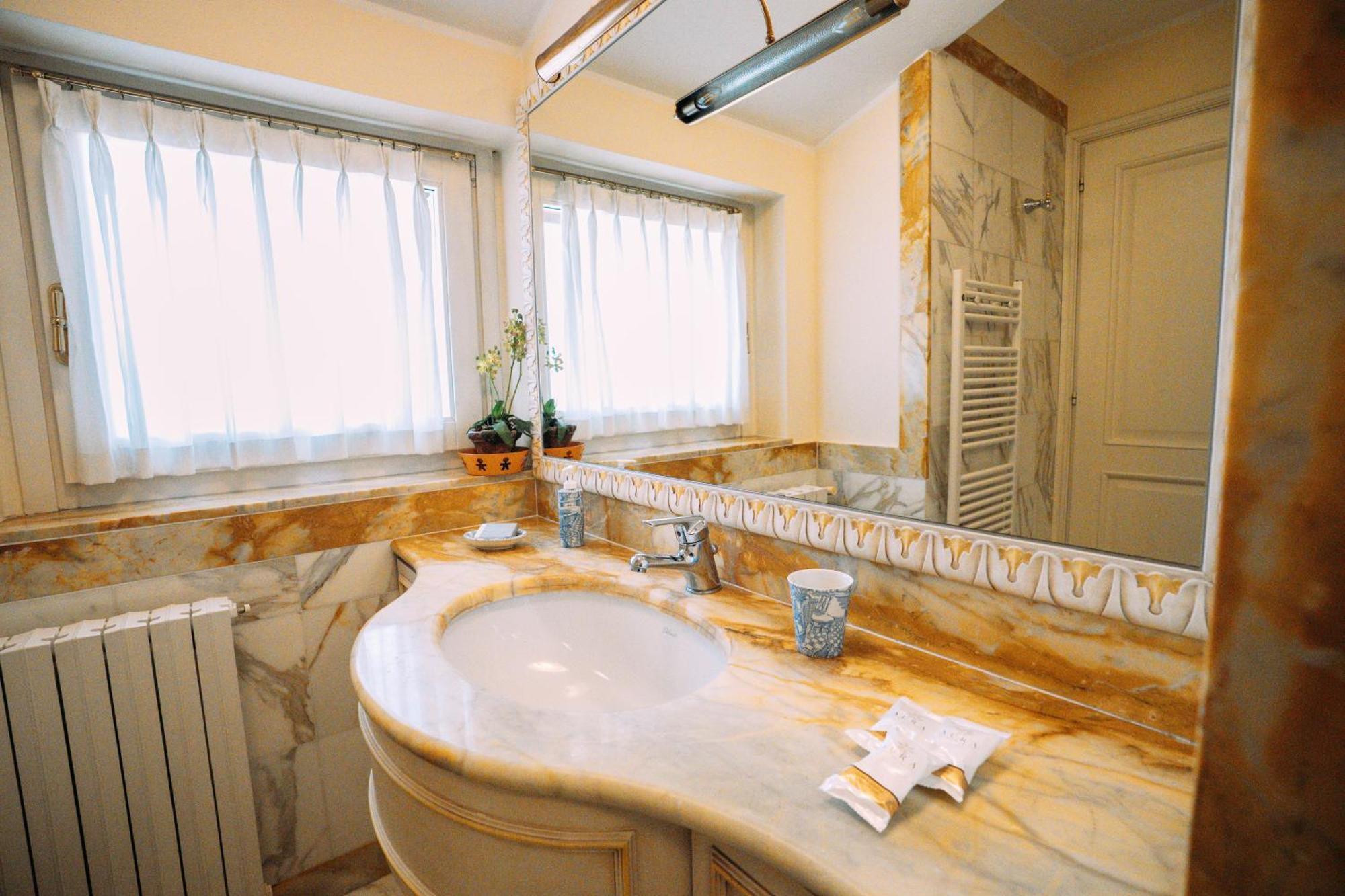 Suite Romantic Vista Lago Stresa Luaran gambar